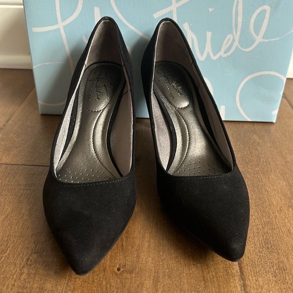 LifeStride “Sevyn” Black Suede Pumps